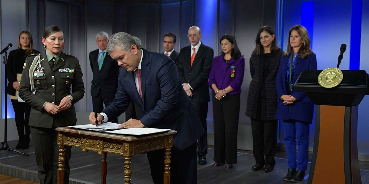 Presidente Duque firmó decreto que crea pliegos tipo en obras de infraestructura