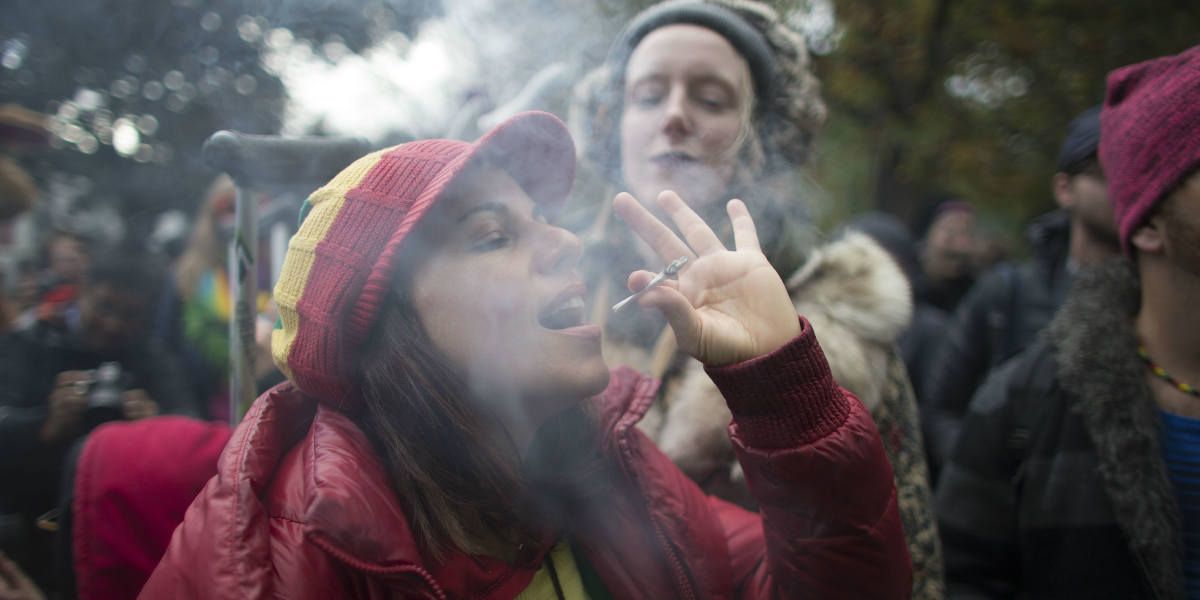 Jóvenes dicen que la marihuana las hace “mejores madres”