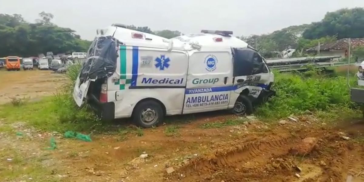 Conductor ebrio embiste ambulancia que iba a atender accidente