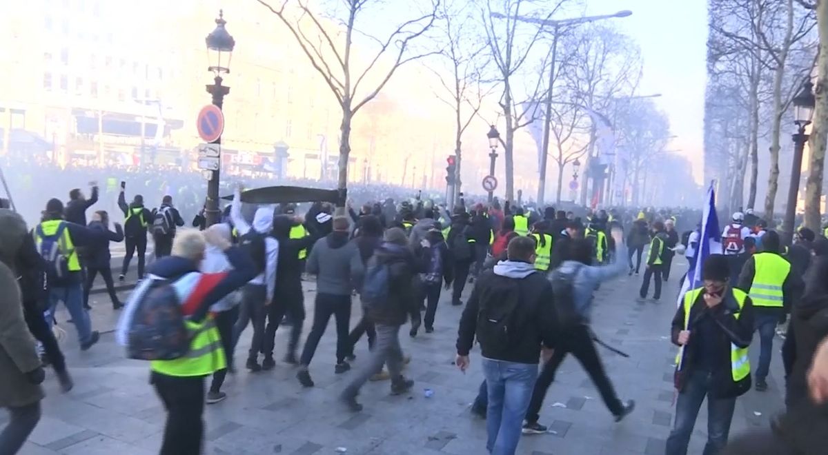 Choques y saqueos en nueva protesta de los “chalecos amarillos” en París