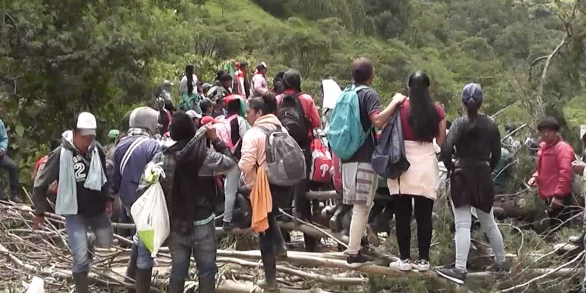 Vía al Huila bloqueada por indígenas que piden la presencia del presidente Duque