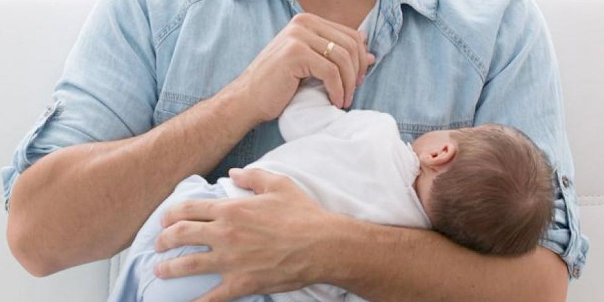 Protegen derechos de los hombres a la licencia de paternidad