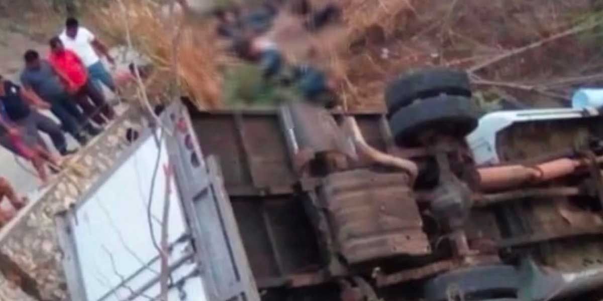 Mueren 25 migrantes centroamericanos al volcarse camión en México