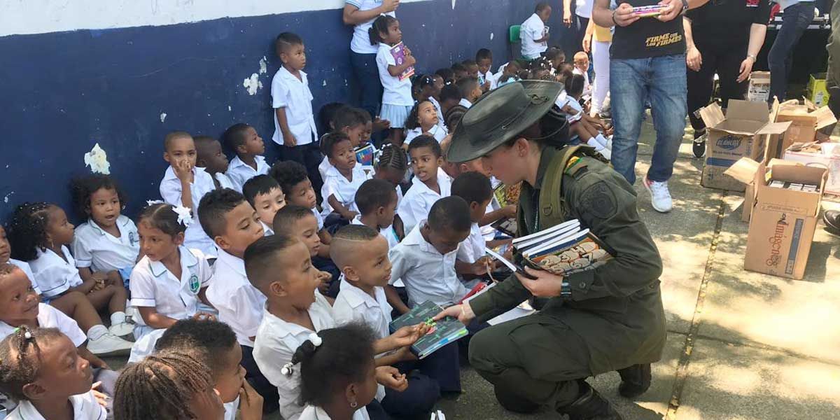 Policía Antinarcóticos entrega kits escolares a estudiantes de Tumaco