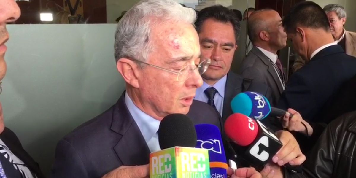 ‘Deberían respetar opiniones que creen que ese no es el camino de la paz’: senador Uribe a presidenta de la JEP