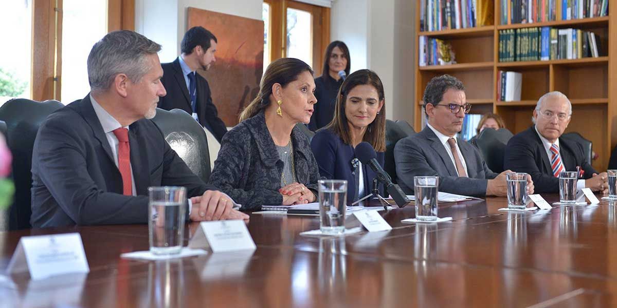 Gobierno firma contrato de concesión con Puerto Antioquia