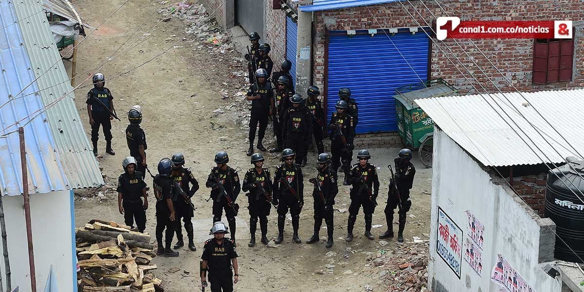 Se inmolan dos presuntos yihadistas durante una redada en Bangladesh