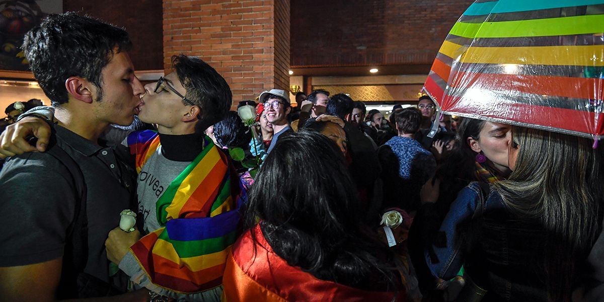 Asistencia masiva a besatón contra la homofobia en el C.C. Andino