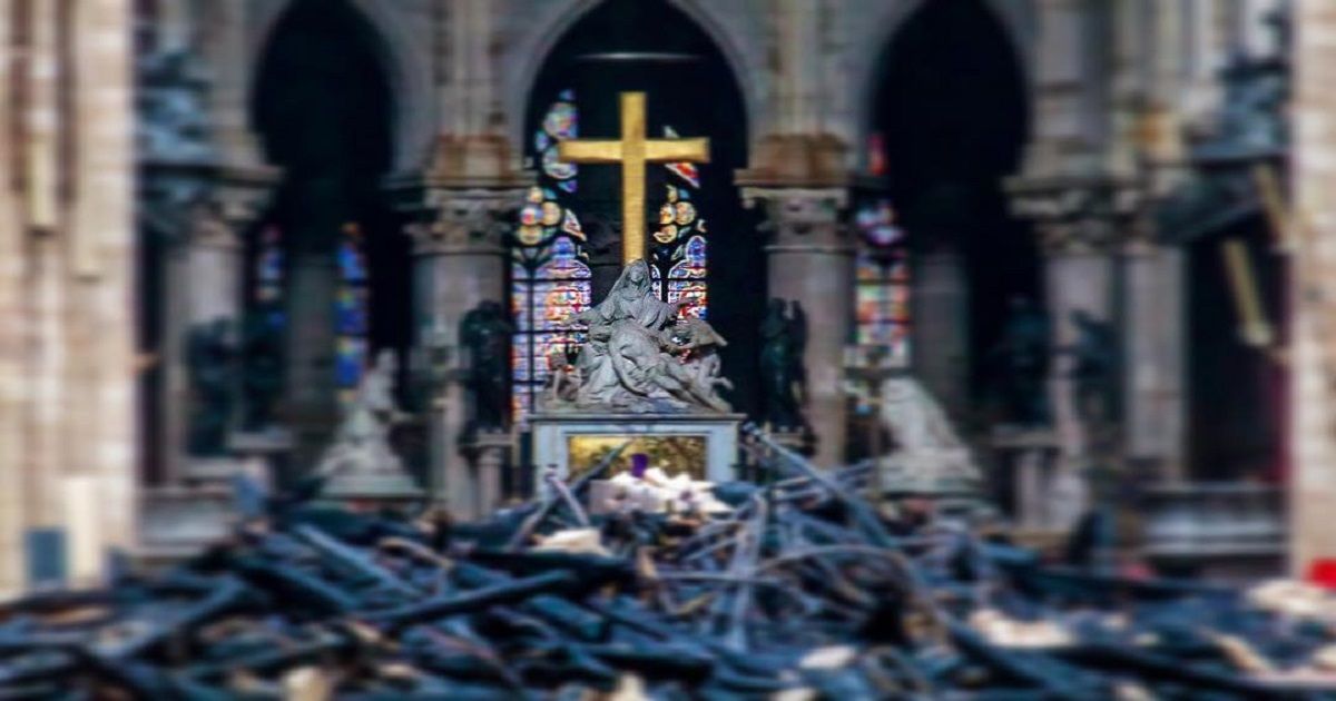 ¿Un milagro? La Cruz de Notre Dame y la estatua de la Virgen amanecieron intactas