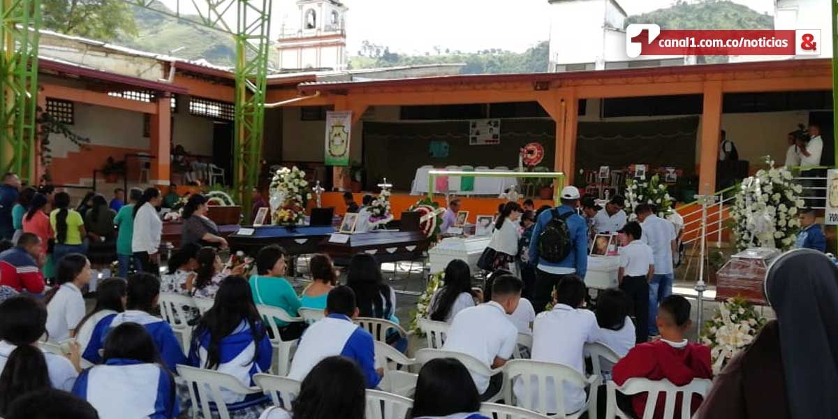 Velorio colectivo en Rosas; en un colegio despiden a sus estudiantes