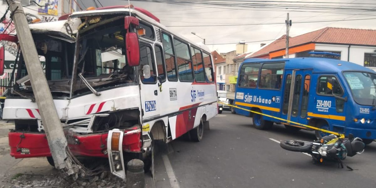 Cuatro heridos: bus del SITP Provisional chocó con una motocicleta y un poste