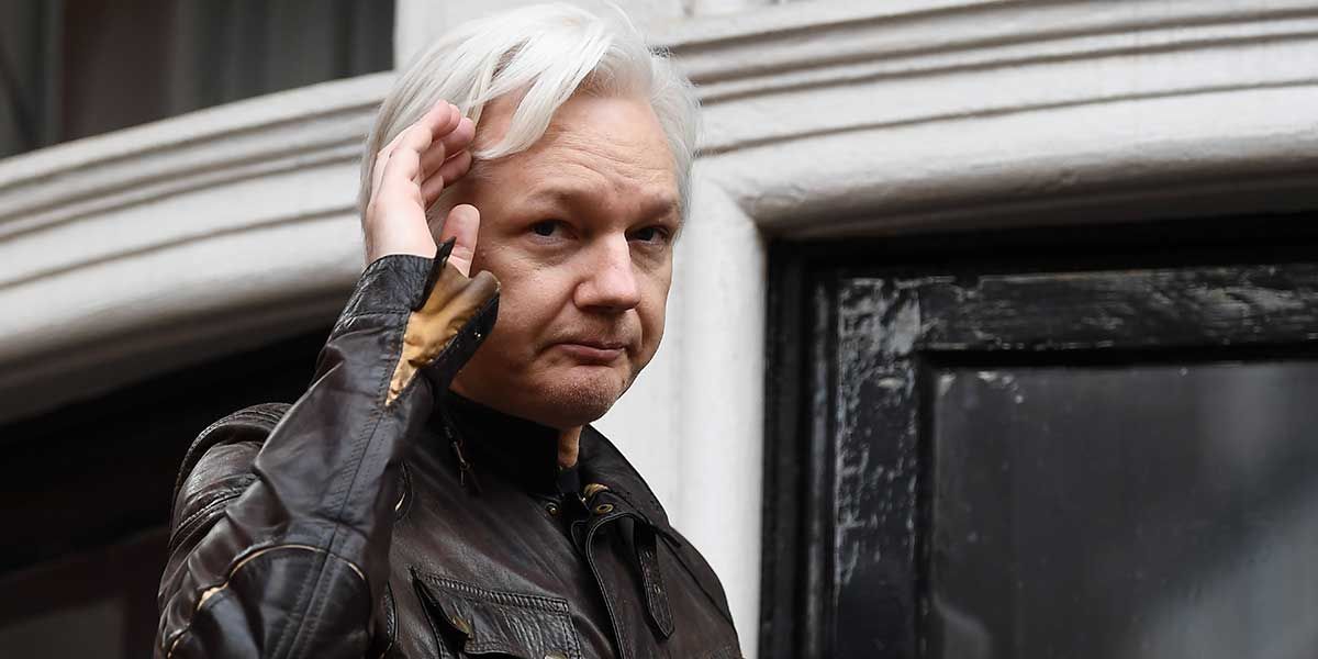 Más de 70 diputados británicos piden la extradición de Assange a Suecia