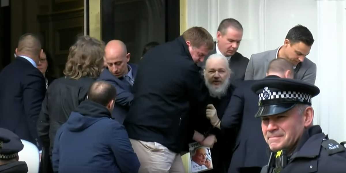 Julian Assange pasa su primera noche detenido e inicia combate contra su extradición