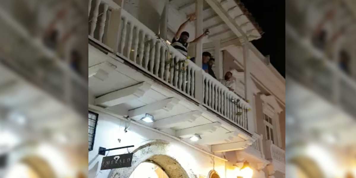 Hombre lanzó billetes desde apartamento en centro histórico de Cartagena