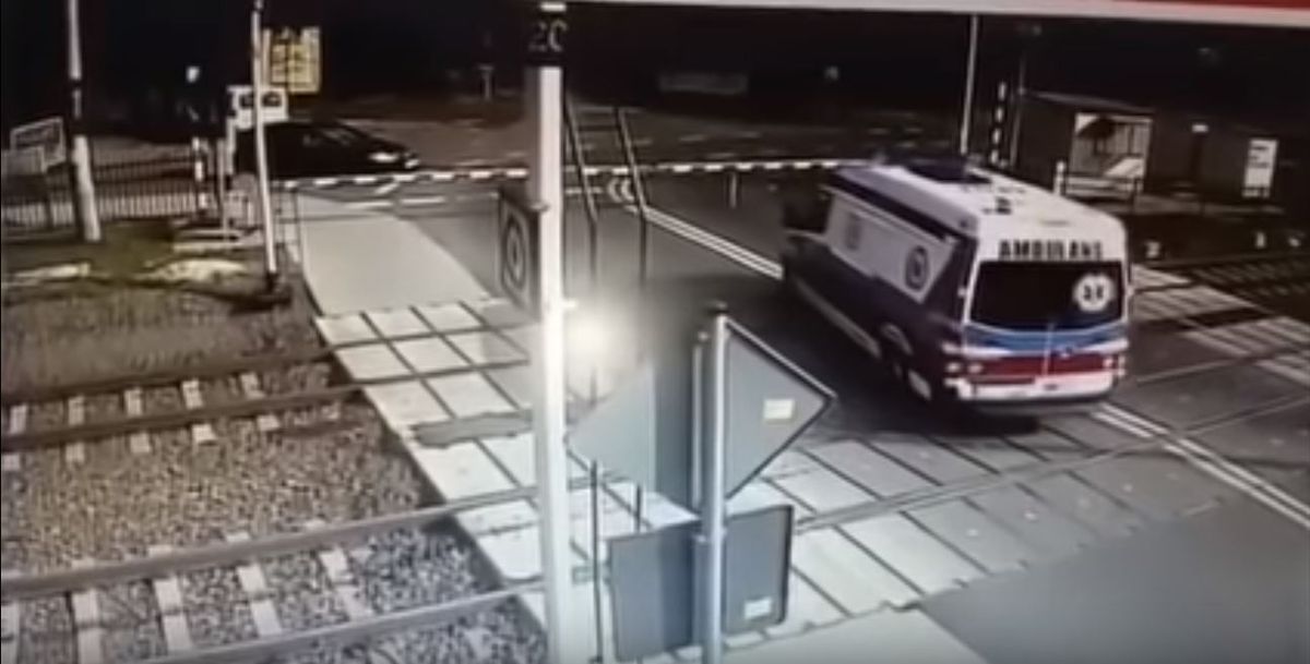 Fatal accidente en Polonia: un tren embistió a toda velocidad a una ambulancia