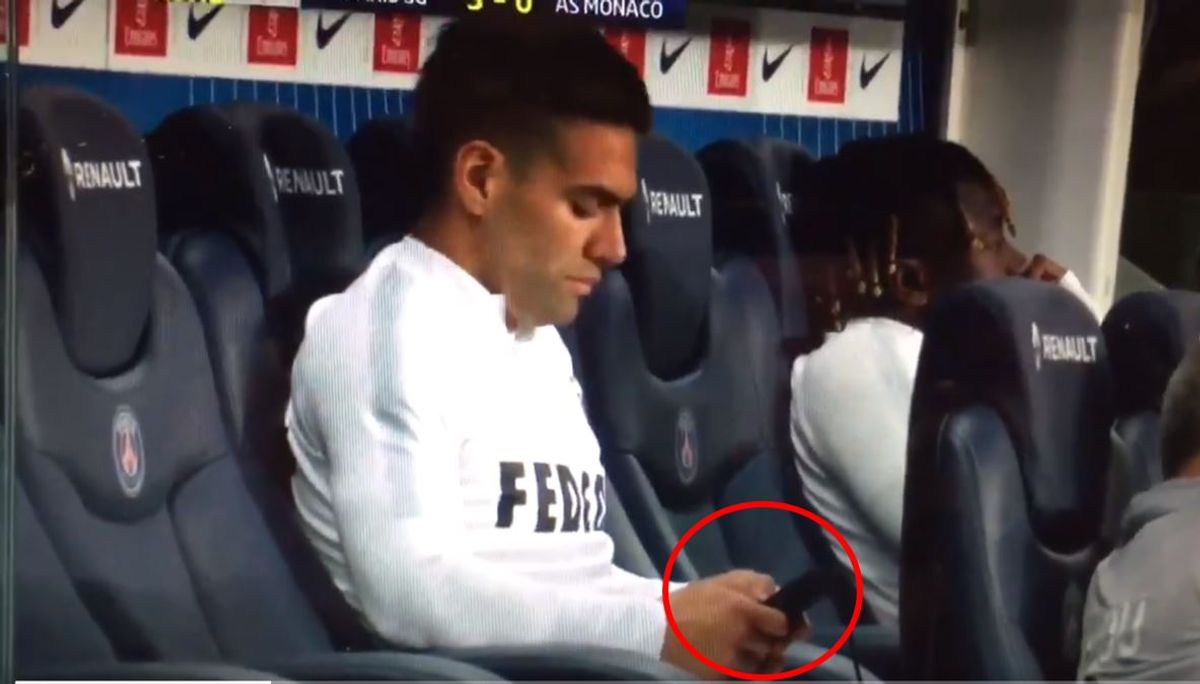 (Video) Falcao, resignado por derrota del Mónaco, ¿se puso a chatear en el banco?