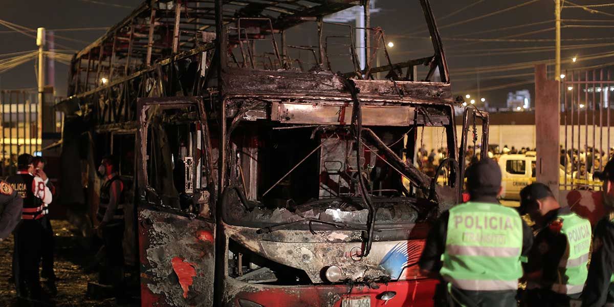 Al menos 20 muertos en incendio de bus en Lima