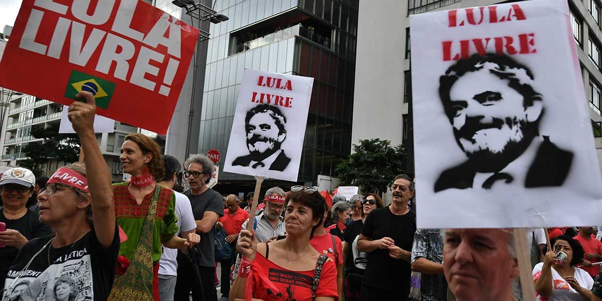 Miles de personas piden liberación de Lula cuando cumple un año de prisión en Brasil
