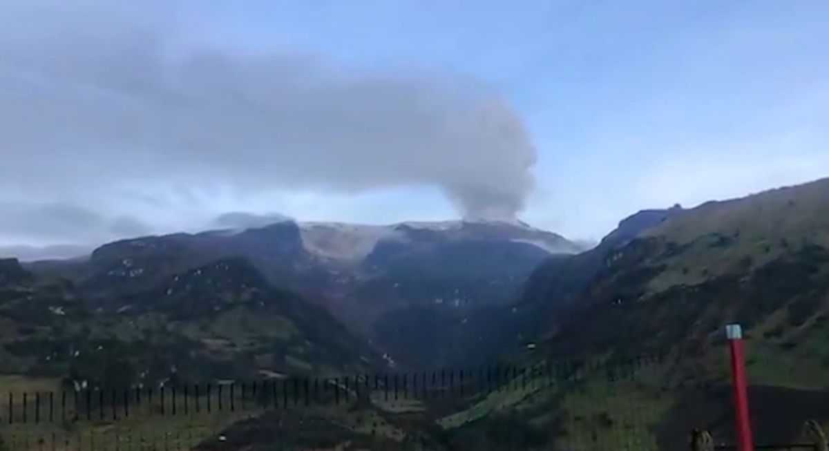 Alerta amarilla por sismos y emanación de gases en volcán nevado del Ruiz