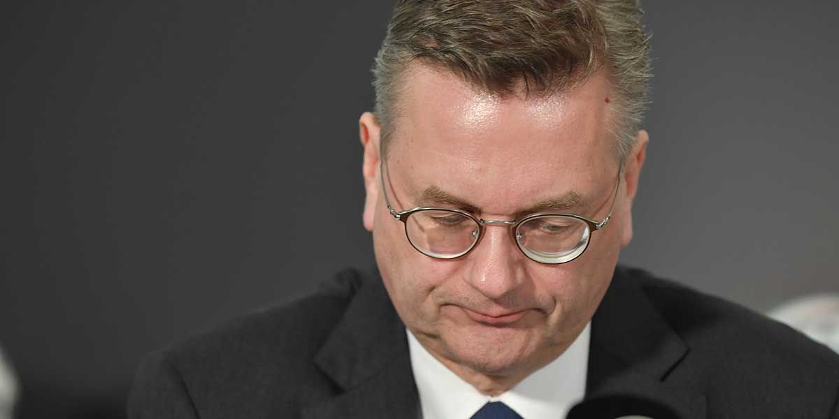 Renuncia vicepresidente de la UEFA tras escándalo de pagos indebidos