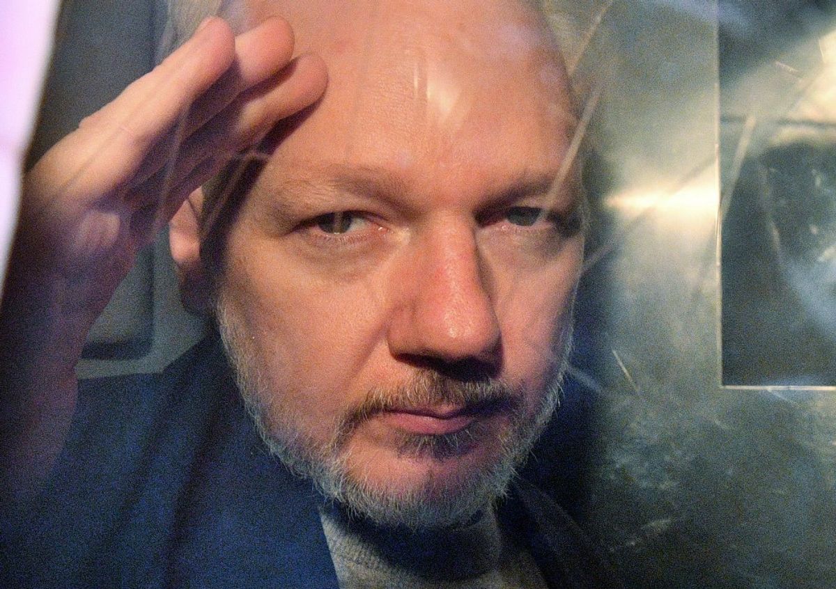 Condenan a 50 semanas de cárcel para Assange por violar libertad condicional