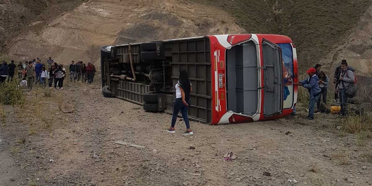 Nueve muertos y 36 heridos en accidente de autobús en norte de Ecuador