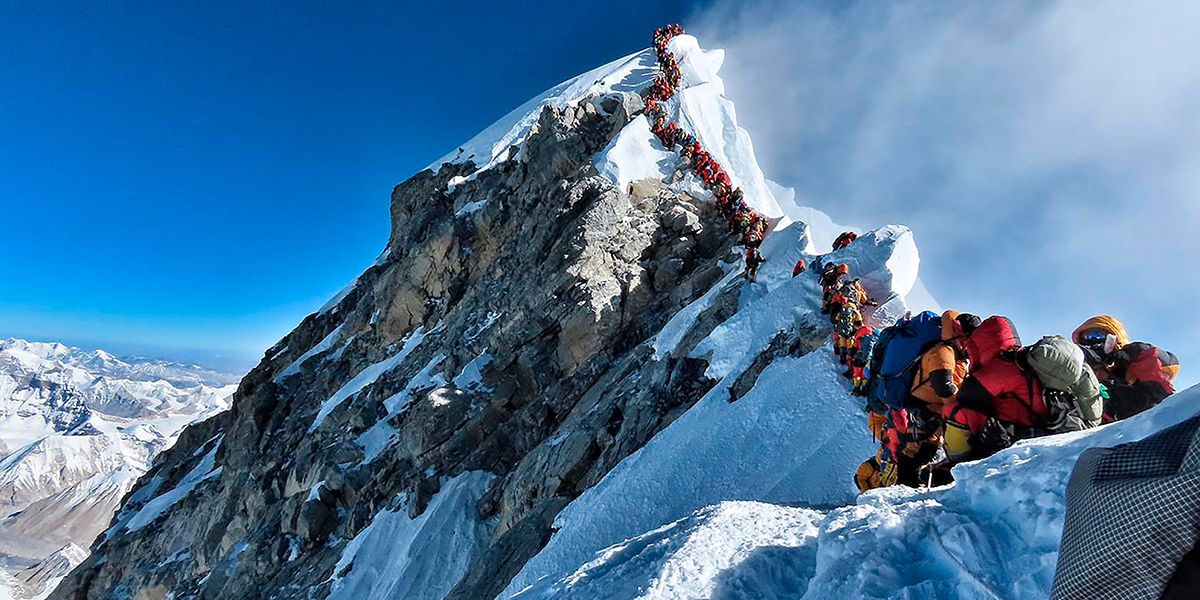 Acaba una temporada de muerte y atascos en la cumbre del Everest
