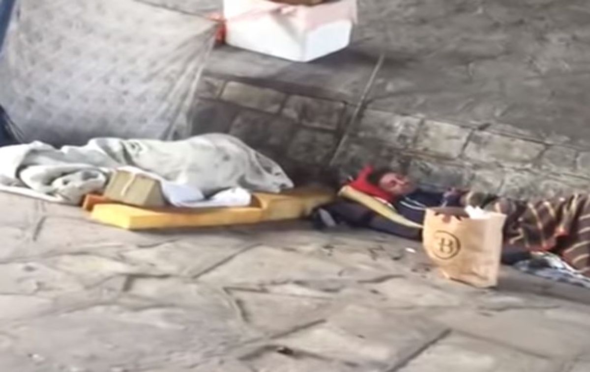 (Video) Hombres trataron de quemar vivos a dos habitantes de calle que dormían bajo un puente