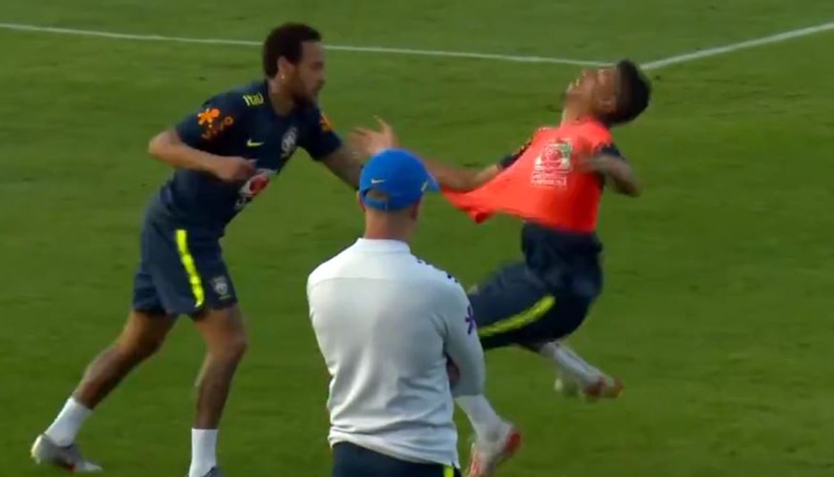 (Video) Neymar se enojó con un juvenil que le tiró un lujo en un entrenamiento