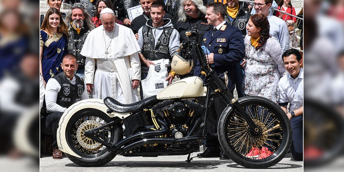 Papa Francisco estampa su firma en moto Harley Davidson y camisetas de fútbol