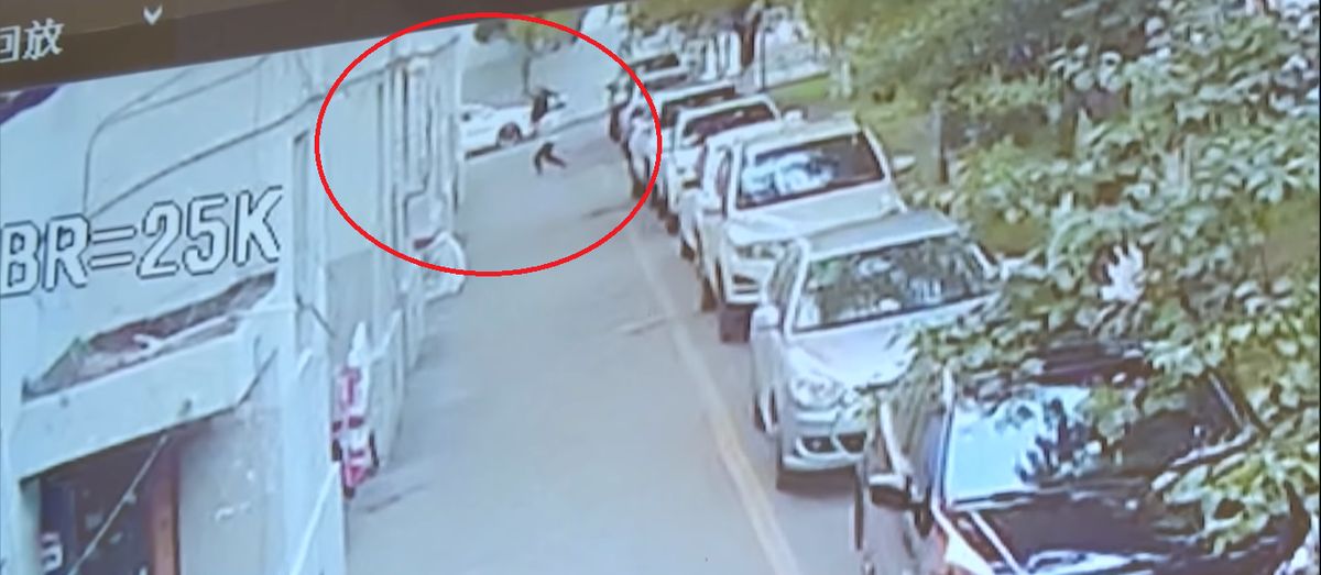 El video del hombre que arriesgó su vida para salvar a un bebé que cayó de un quinto piso