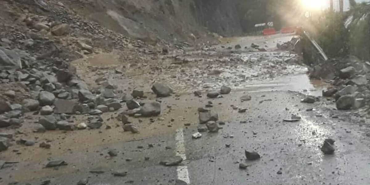 Realizan cierre preventivo en vía al Llano tras caída de piedras en kilómetro 58