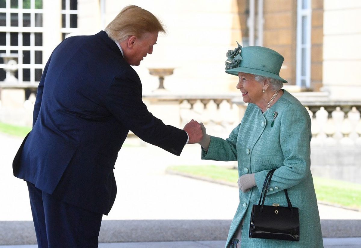 Trump es recibido por la reina tras llegar a Londres insultando a su alcalde
