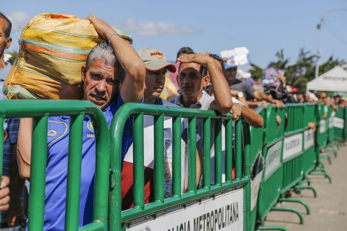Tras segundo día de apertura de la frontera entre Venezuela y Colombia retiran contenedores