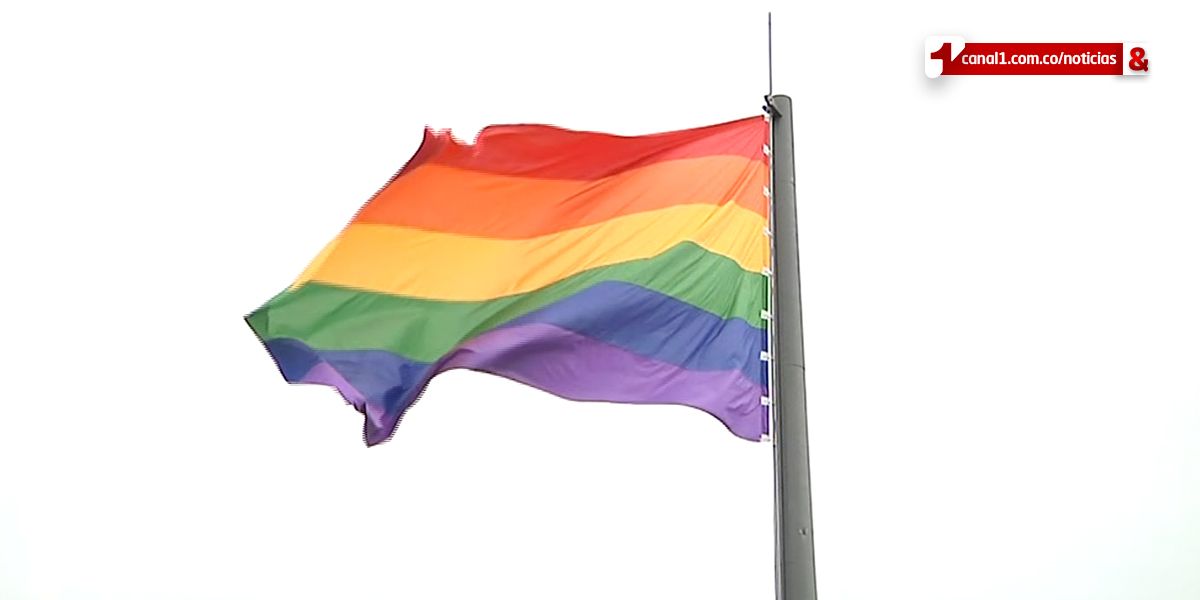 Polémica por bandera gay en el Pueblito Paisa