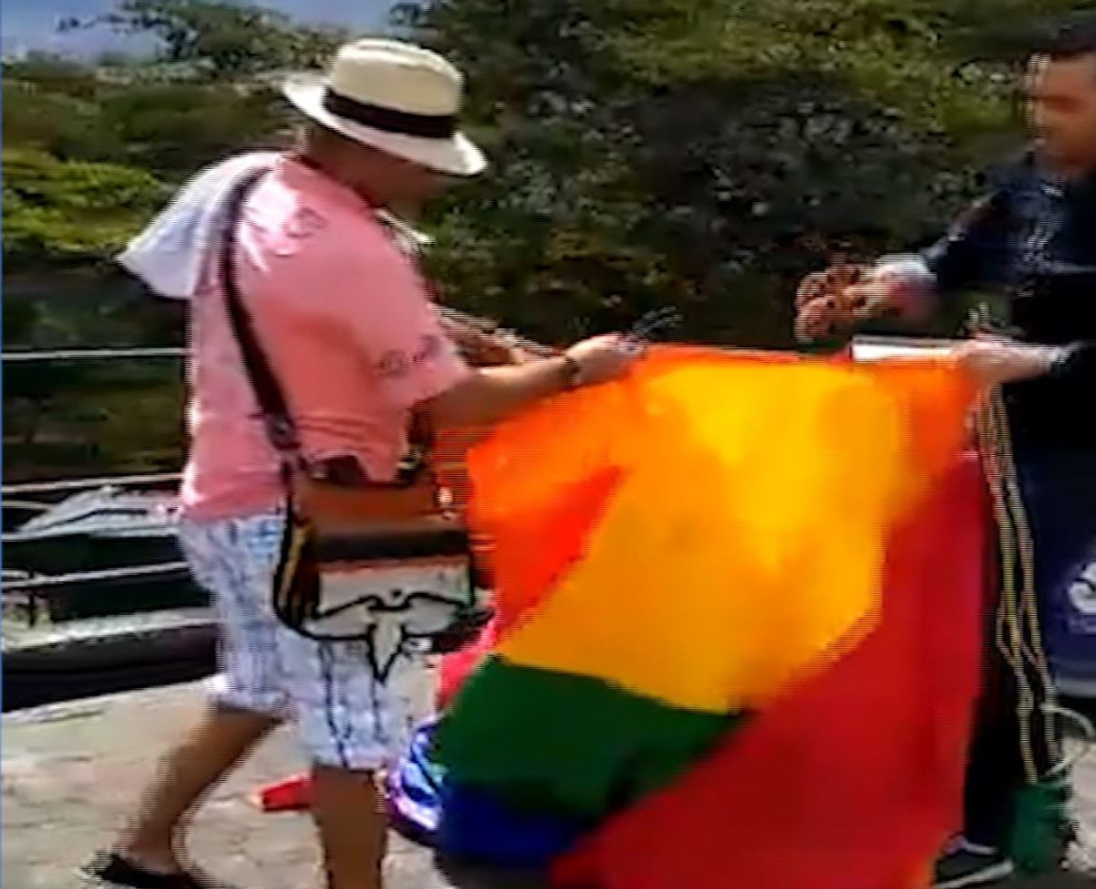 Con puñal en mano, reconocido uribista bajo la bandera LGBTI en Medellín