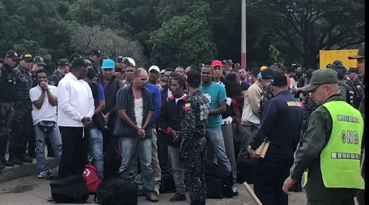Venezuela deportó a 59 colombianos a los que Maduró había acusado de paramilitares