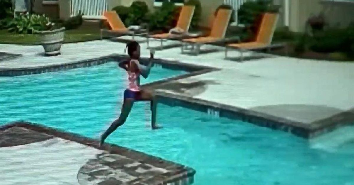 Video registró impactante heroísmo de niña para salvar a su hermanita que se ahogaba