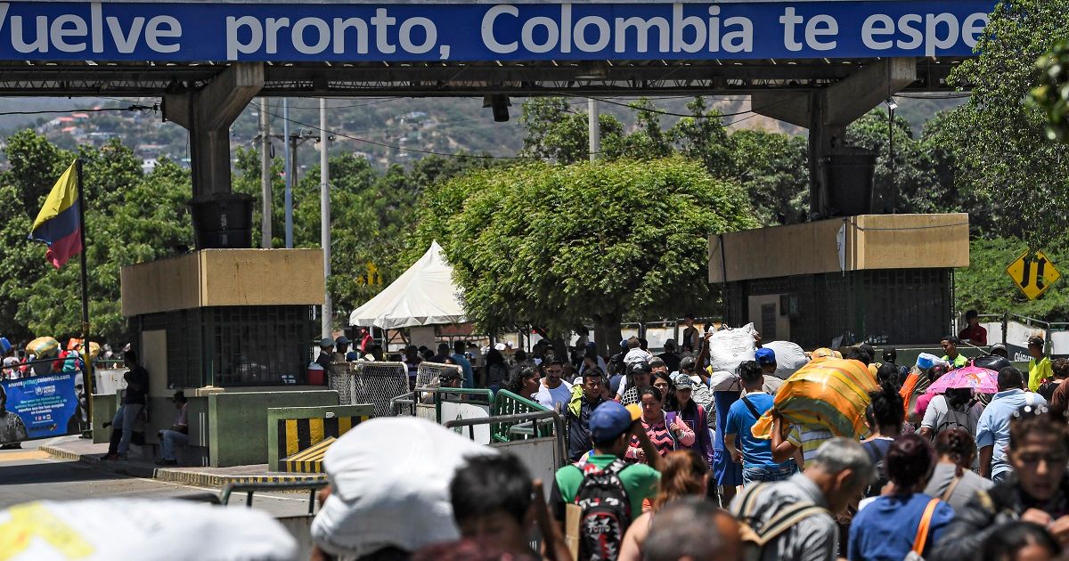 Migrar de una Venezuela en crisis a una Colombia en guerra