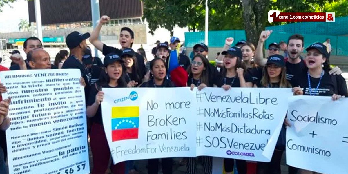 Venezolanos se manifiestan frente a sede de Asamblea de la OEA en Medellín, para pedir libertad