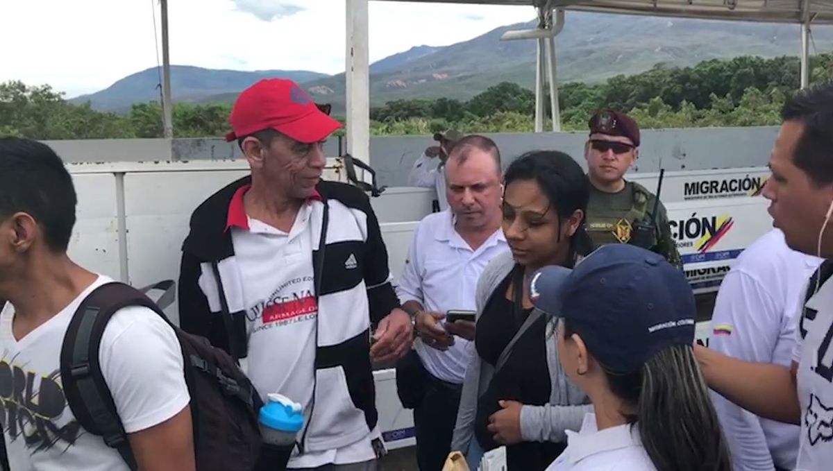 Colombianos deportados se encuentran bajo observación médica