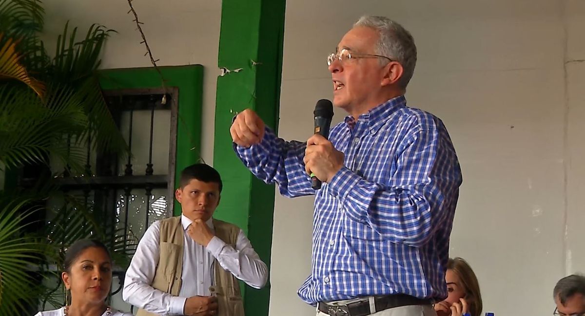 Uribe pide que el dinero que se gasta en desmovilizados de las Farc se utilice en vías y tercera edad
