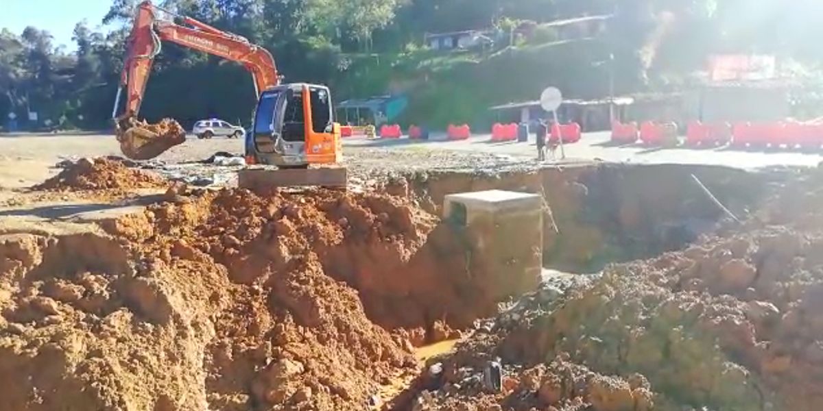 Inician labores de reparación en socavón de la autopista Medellín – Bogotá