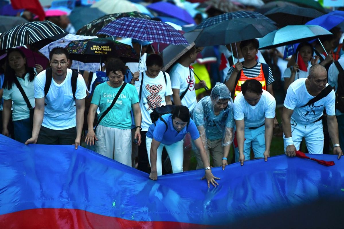 Decenas de miles de personas marchan en Hong Kong en apoyo al gobierno