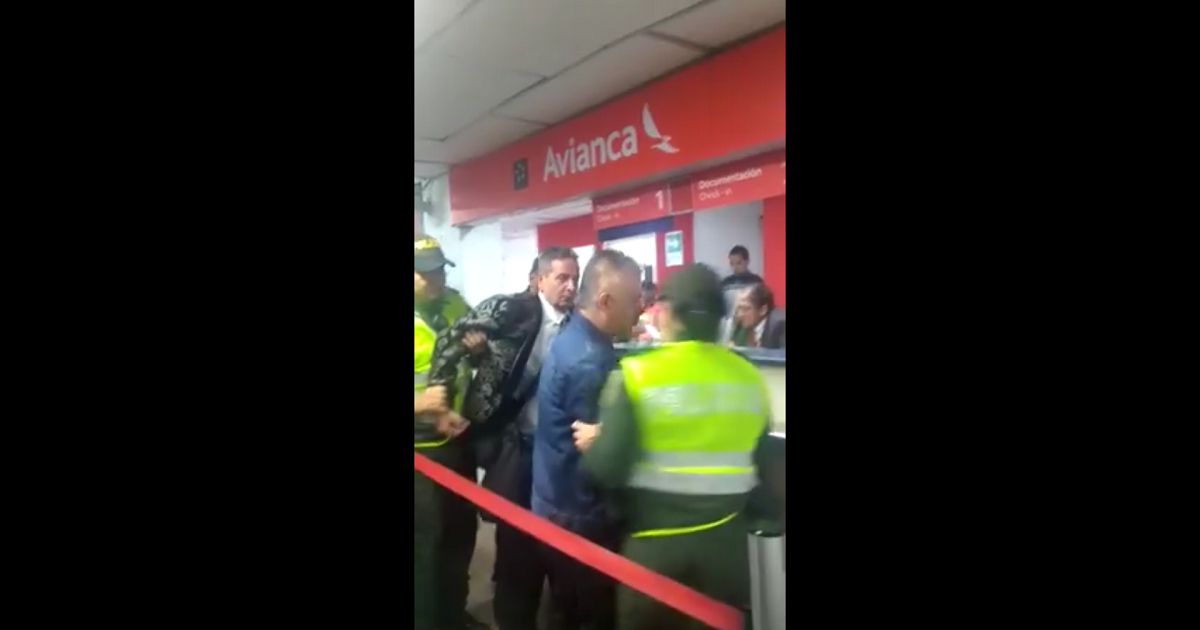 Aparentemente borracho, Darío Gómez protagoniza escándalo en aeropuerto