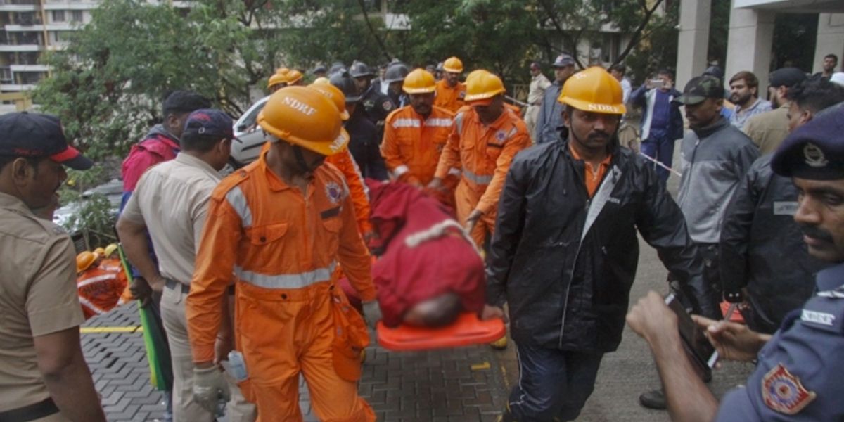 Al menos 15 muertos en India tras desplomarse un muro por fuertes lluvias