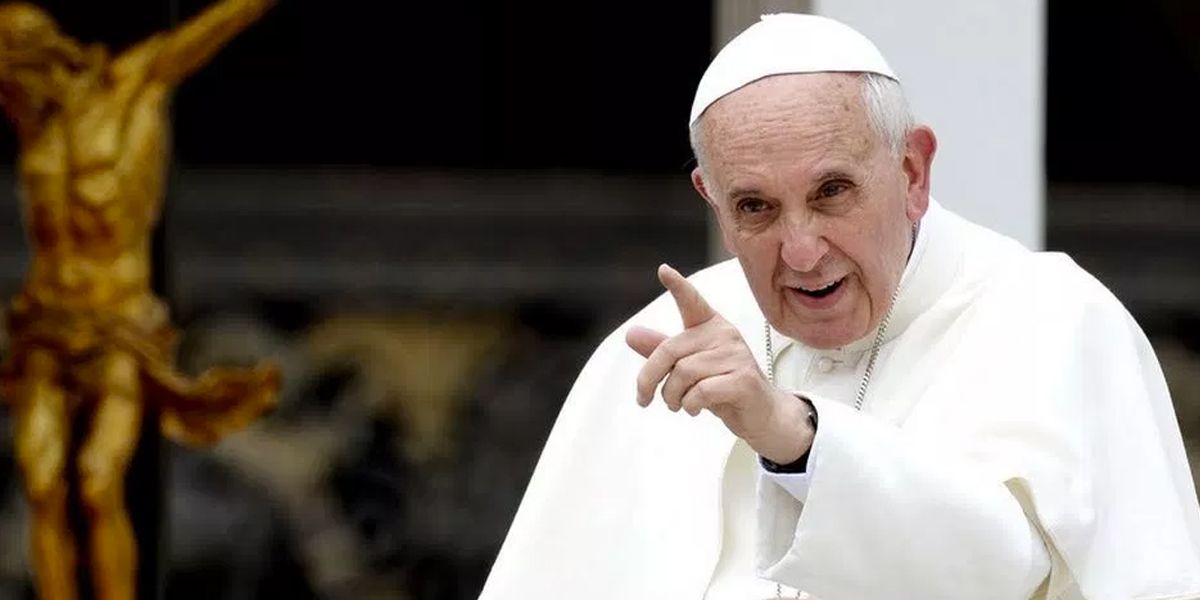 Papa critica a países que fabrican armas y después no acogen a refugiados