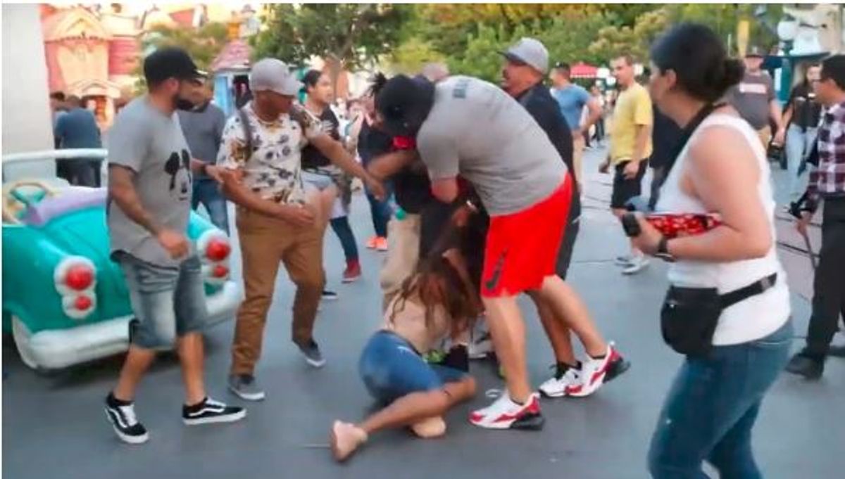¡Todos contra todos! El video de la brutal pelea familiar en un parque de Disney