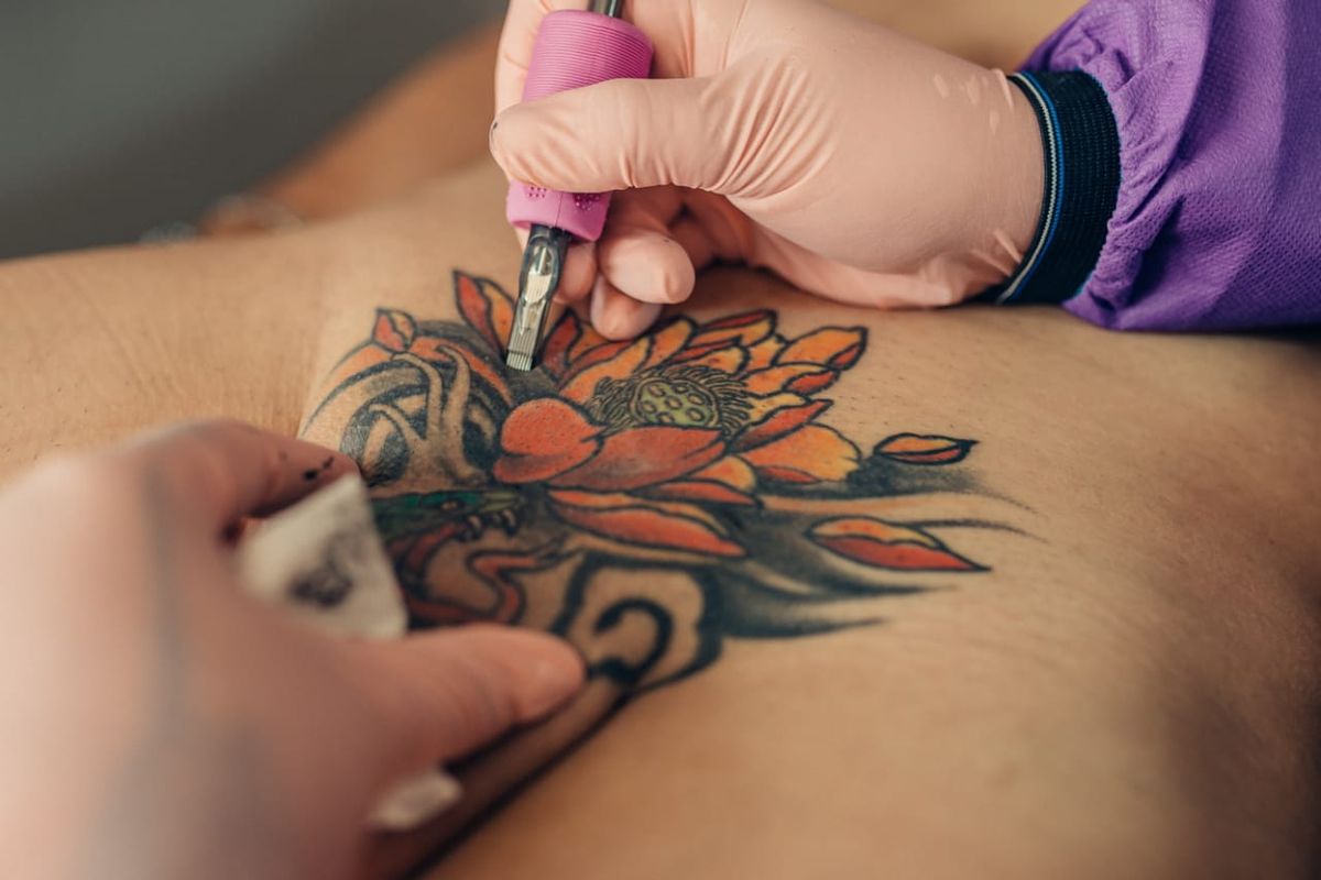 “Quería tener algo diferente”, El joven colombiano que se tatuó completamente el pene