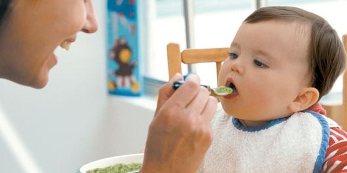 OMS presenta informes sobre publicidad de alimentos inapropiados para bebés